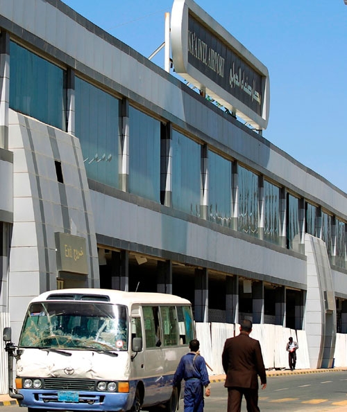 حافلة ركاب أمام مطار صنعاء في انتظار موظفي إغاثة (أ ف ب)