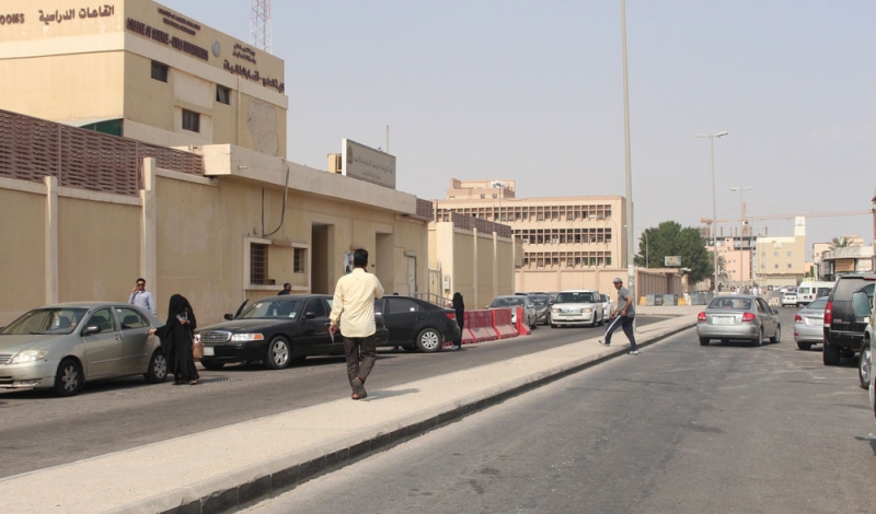ازدحام السيارات حول كلية الشريعة..طالبات (تصوير: عماد المحيسن)