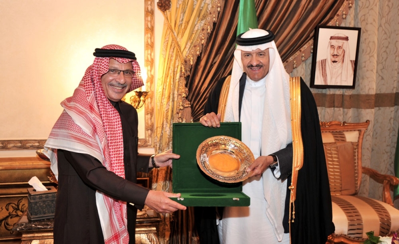 الأمير سلطان يتسلم هدية تذكارية من السفير قطان (اليوم)