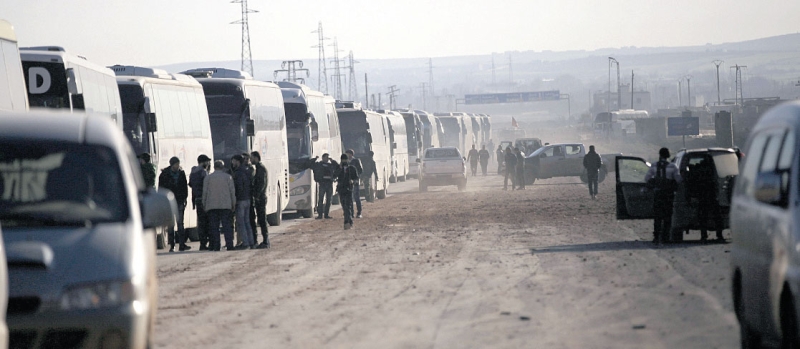 حافلات تستعد لتهجير مقاتلي المعارضة وأسرهم من حمص (رويترز)