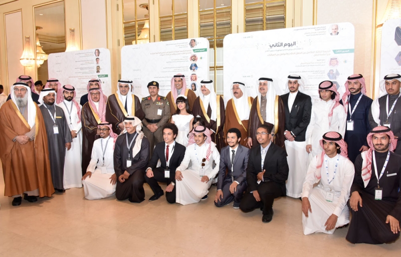 الأمير سعود بن نايف يتوسط المسؤولين والطلاب المشاركين بالملتقى (تصوير: طارق الشمر)