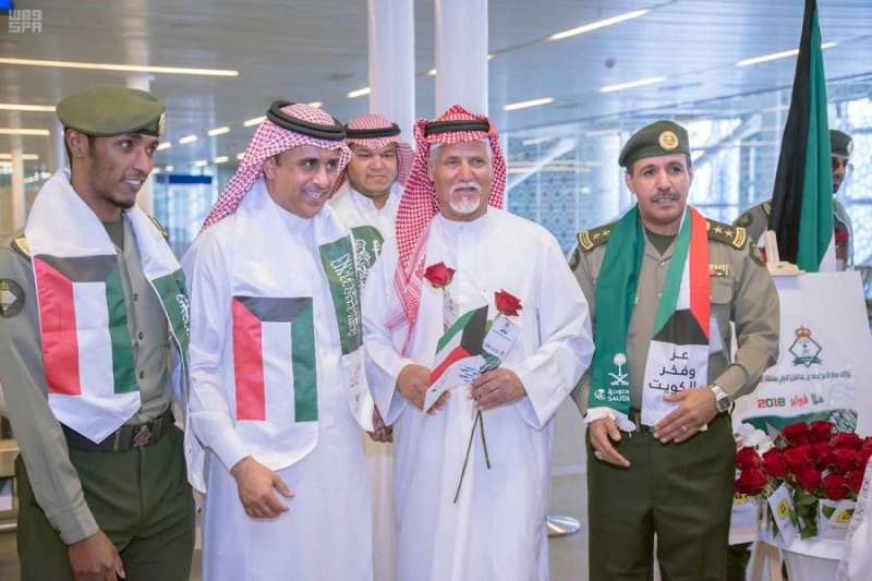 جوازات مطار الأمير محمد بن عبد العزيز تحتفي باليوم الوطني الـ57 للكويت
