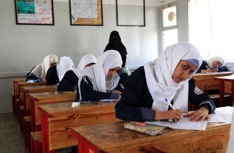 طالبات يمنيات يؤدين امتحانات في العاصمة اليمنية صنعاء