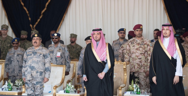 وزير الداخلية خلال حفل التدشين وبجواره الأمير أحمد بن فهد بن سلمان (واس)