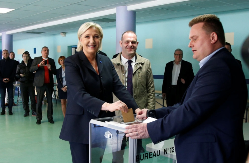زعيمة الجبهة الوطنية لوبان تدلي بصوتها في مركز اقتراع بشمال فرنسا (رويترز)