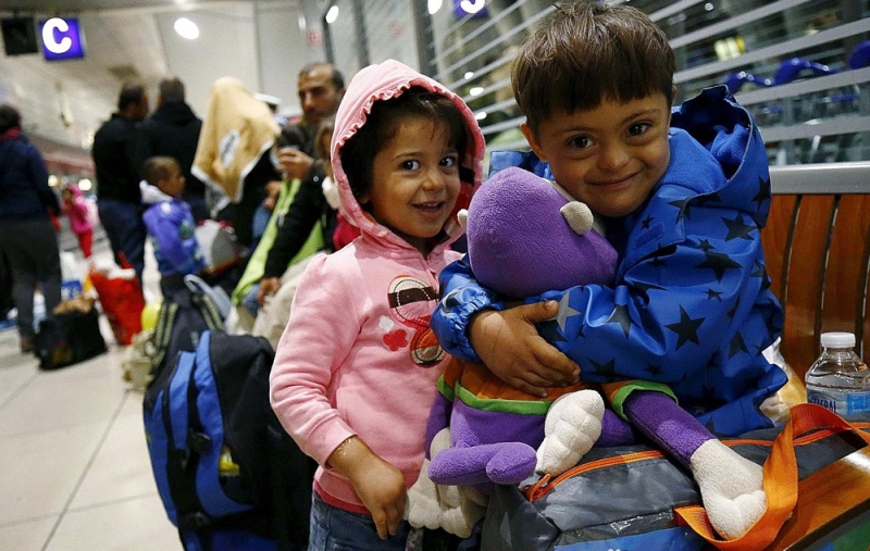 فرض على الأطفال وأسرهم النزوح واللجوء (رويترز)