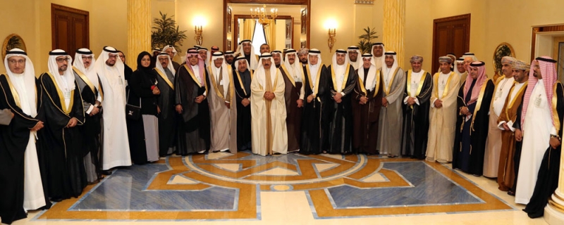 رئيس وزراء البحرين ورؤساء التحرير في لقطة جماعية (بنا)