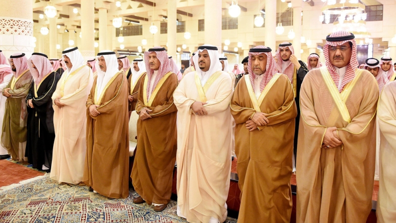 أمير الرياض بالنيابة يؤدي صلاة الميت على الأمير بندر بن فهد بن سعد - رحمه الله -