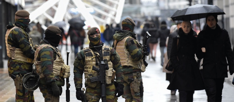 أفراد من الجيش البلجيكي في شوارع بروكسل بعد خفض درجة التأهب