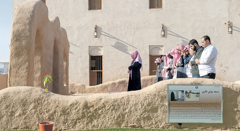 زوار يؤدون الصلاة بالموقع الذي يحاكي مسجد جواثا (اليوم)