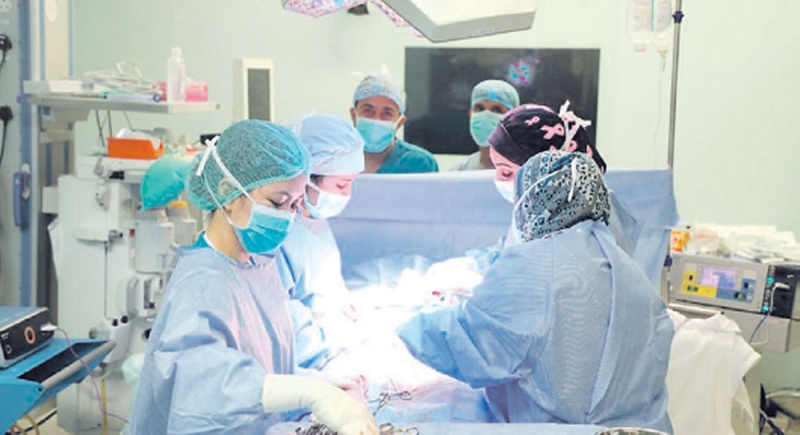 الفريق الجراحي خلال إجراء العملية (اليوم)