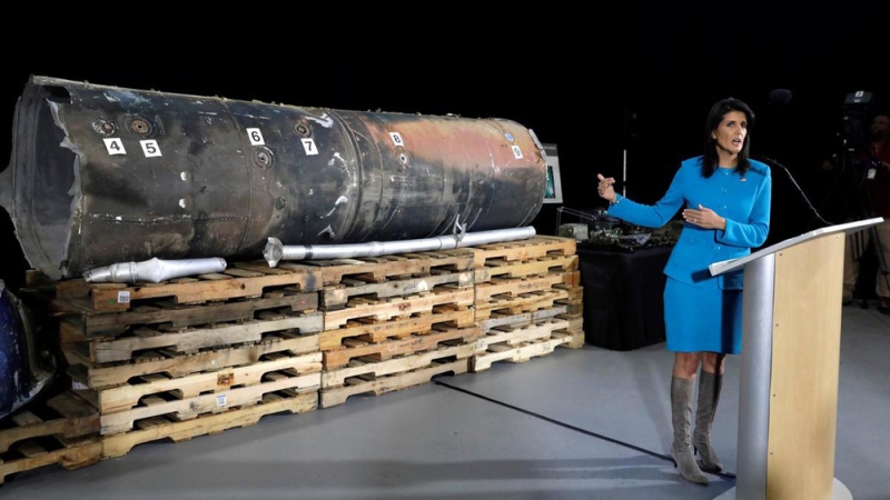 السفيرة هايلي استعرضت في ديسمبرالعام الماضي بقايا صاروخ حوثي مصنوع في إيران (أ.ف.ب)