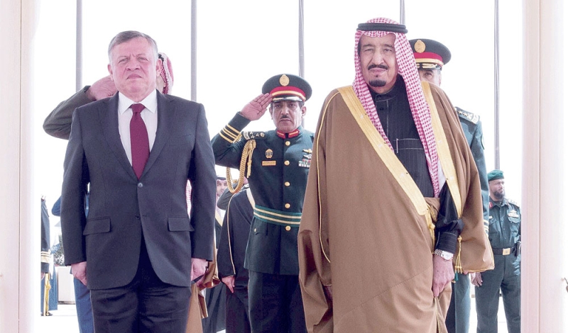 خادم الحرمين يستقبل ملك الأردن خلال زيارة سابقة إلى الرياض (اليوم)