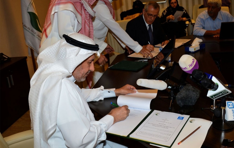 الدكتور عبدالله الربيعة خلال توقيعه الاتفاقية مع منظمة الصحة العالمية