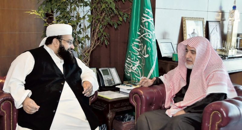 الشيخ صالح آل الشيخ خلال استقباله أشرفي أمس (واس)