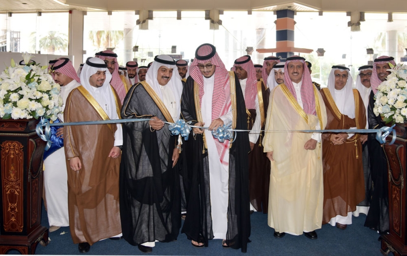 الأمير أحمد بن فهد خلال افتتاح فعاليات المعرض أمس ( تصوير: أمجد أفضل وعمر الشمري)