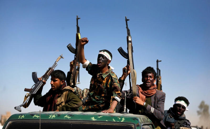 أفراد من ميليشيا الحوثي يركبون شاحنة في صنعاء (رويترز) 