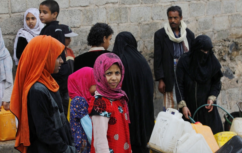  يمنيون يعبئون مياها للشرب من أنابيب متبرع بها في صنعاء (إ.ب.أ)