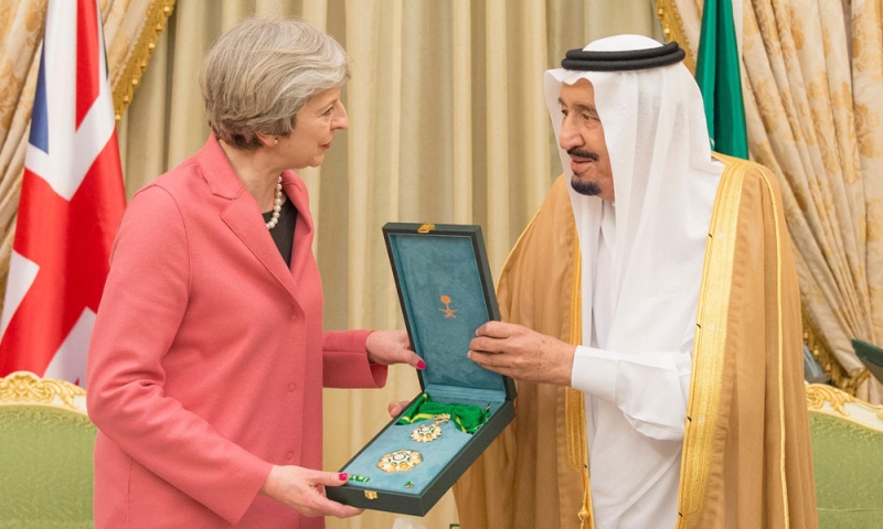 الملك يمنح رئيسة وزراء بريطانيا وشاح الملك عبدالعزيز (واس)