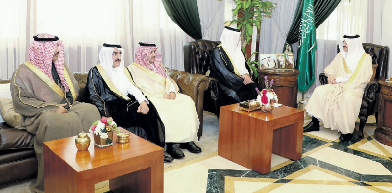 الأمير سعود بن نايف خلال استقباله منسوبي «بلدي الجبيل» (اليوم)