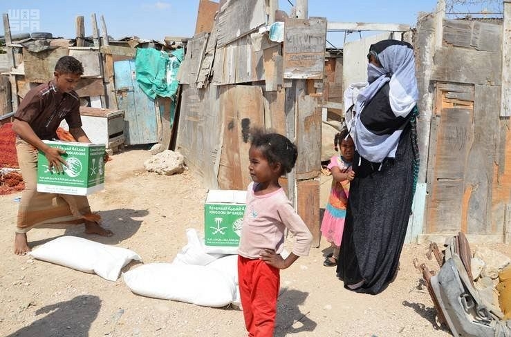مركز الملك سلمان للإغاثة يوزع 240 سلة غذائية في مديرية الغيظة باليمن

