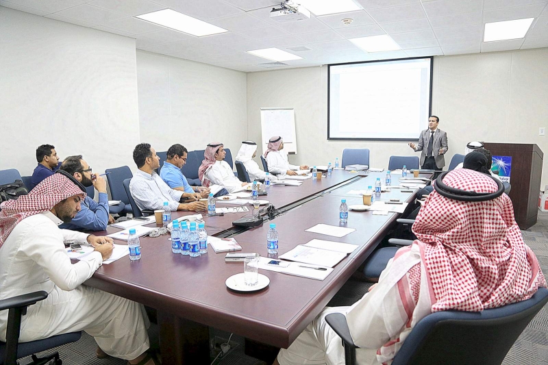 إحدى ورش العمل التي ينظمها مركز أرامكو السعودية لريادة الأعمال لعدد من رواد الأعمال الشباب.