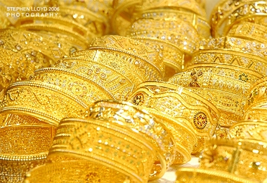 الذهب ينزل من أعلى مستوى في سبعة أسابيع