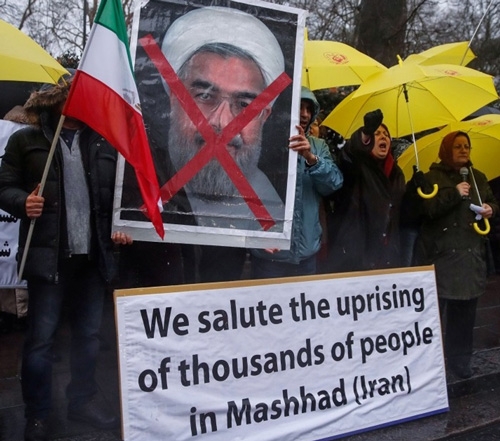 الشعب الإيراني بكل مكوناته يجهز خياراته السياسية المستقبلية على الأرض (رويترز) 