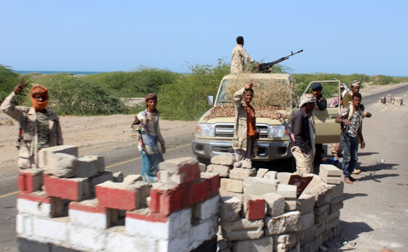 مقاتلون يمنيون على الطريق المؤدي إلى الخوخة جنوب الحديدة (أ ف ب)