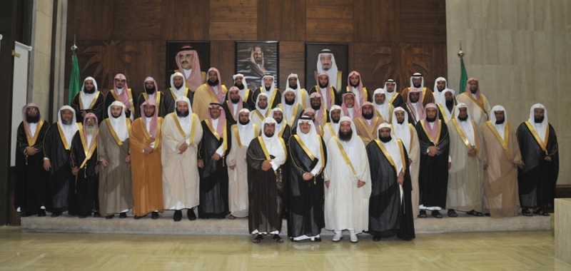 الأمير سعود بن نايف يتوسط أعضاء فرع وزارة الشؤون الإسلامية 