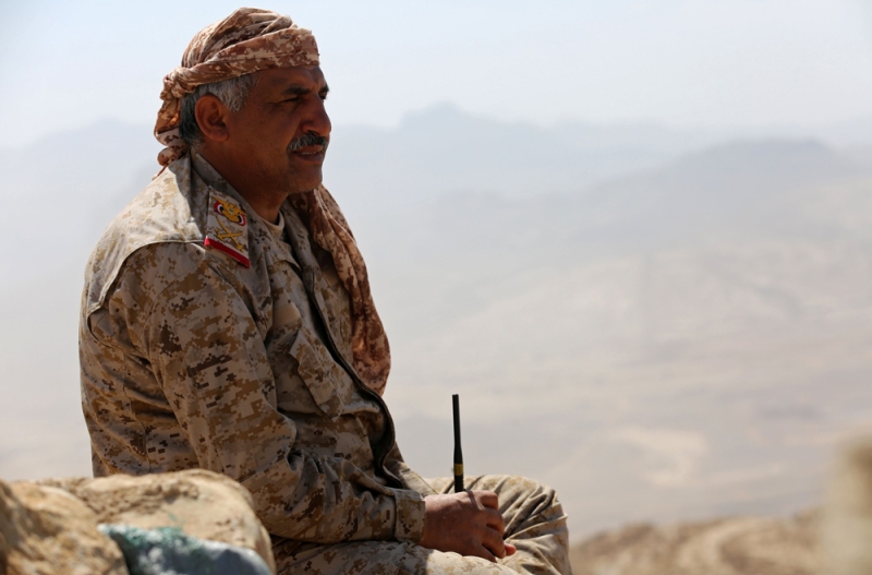 قائد بالمقاومة الشعبية بعد تحريرهم مواقع في نهم شرق صنعاء (أ ف ب)