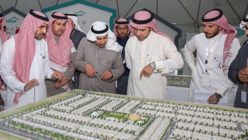 وزير الإسكان خلال جولته على معرض الحجز للوحدات السكنية في الدمام (اليوم)