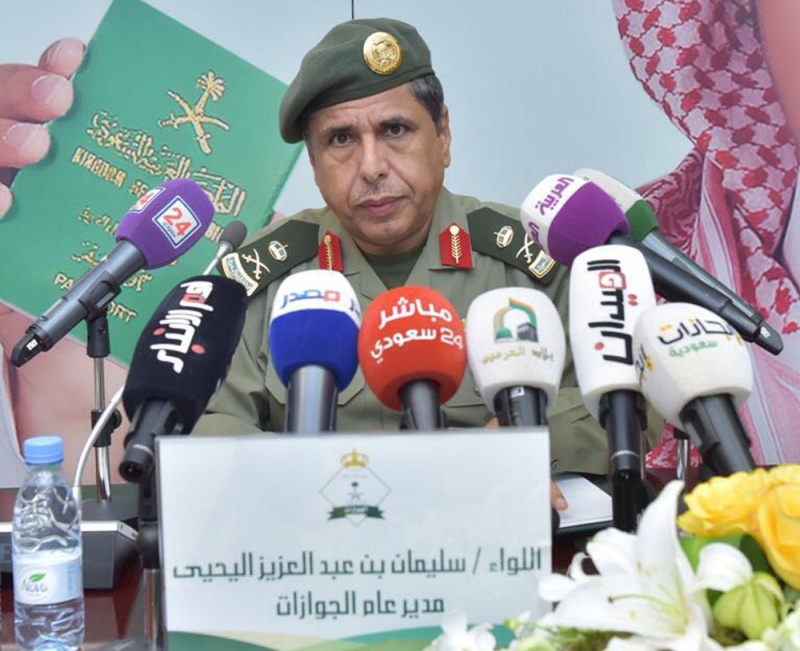 اللواء اليحيى متحدثًا في المؤتمر الصحفي أمس 