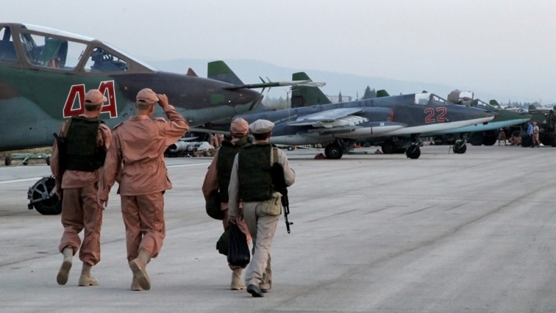 طيارون روس يتوجهون نحو مقاتلاتهم بقاعدة «حميميم» (الدفاع الروسية)