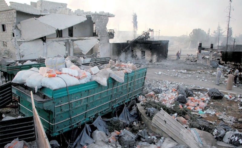 أصابع الاتهام تشير لطائرات النظام وحلفائه بقصف قافلة مساعدات حلب