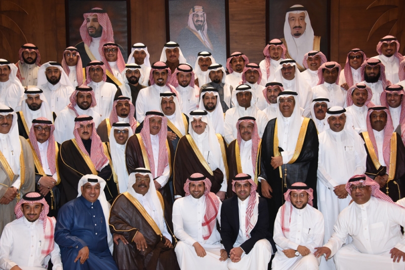 الأمير سعود بن نايف يتوسط الإعلاميين في «الإثنينية» (تصوير: أمجد أفضل)