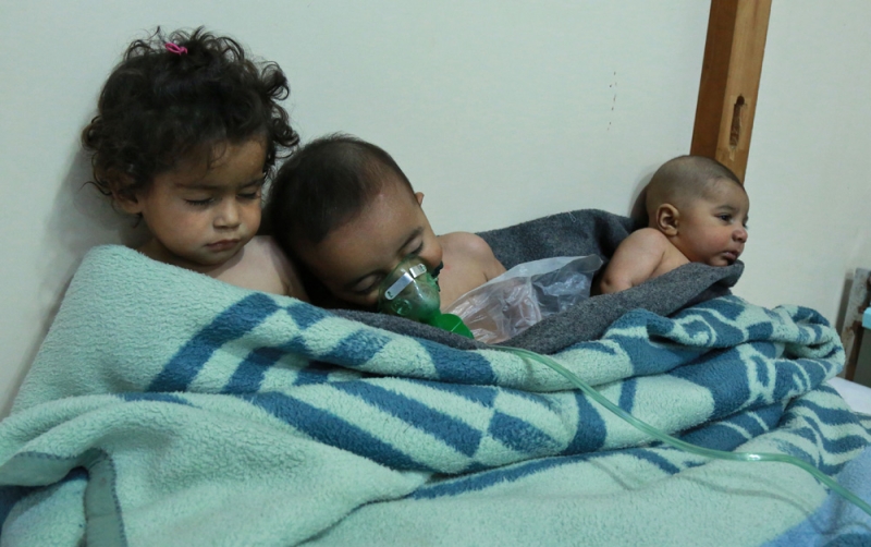 أطفال سوريون يتلقون علاجا إثر هجوم كيماوي للنظام على منطقة الغوطة الشرقية (أ.ف.ب) 