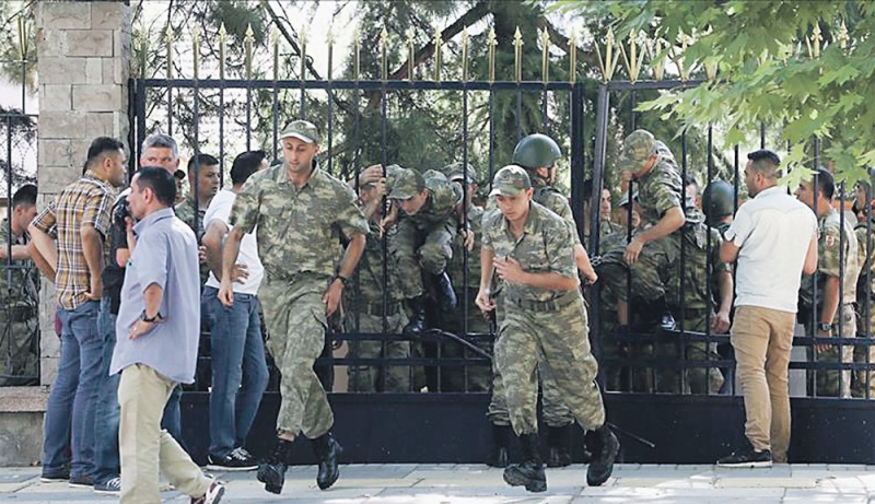 نحو 200 ضابط وجندي يخرجون بدون سلاح من مبنى رئاسة الأركان في أنقرة، ويسلمون أنفسهم للشرطة التركية 