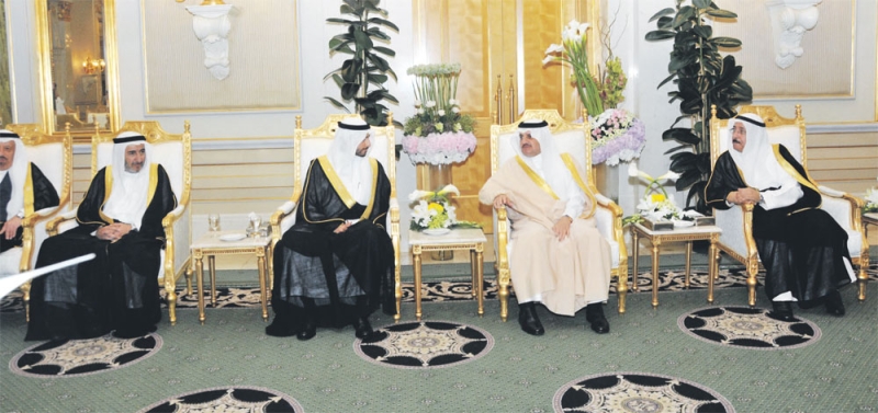 الأمير سعود بن نايف يتوسط الدكتور عبدالله الربيش والعريس ووالده
