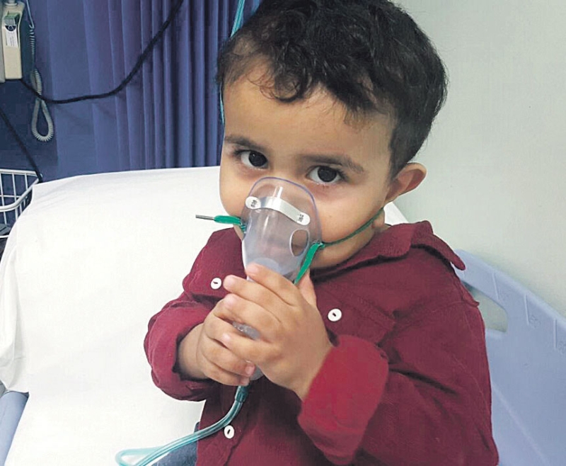 طفل يخضع للعلاج جراء موجة الغبار بالمحافظة (تصوير: بدر الدوسري)