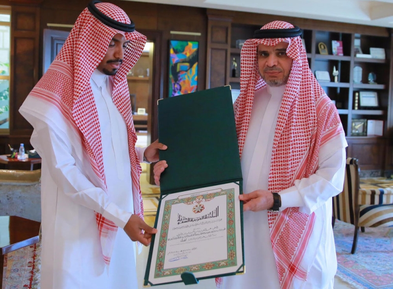 وزير التعليم يقلد وسام الملك عبدالعزيز للمعلم 