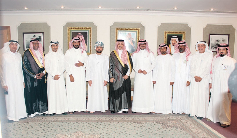 الأمير بدر يتوسط فريق الرحالة الخليجيين وأعضاء إدارة السياحة (تصوير: عماد المحيسن)