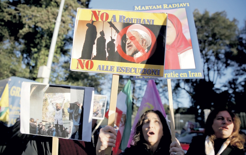 معارضون لنظام طهران يهتفون ضده أمام السفارة الإيرانية في روما (رويترز)