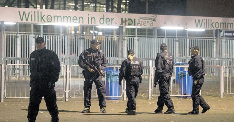 الشرطة الألمانية تنتشر بمحيط ملعب هانوفر عقب كشف مخطط لتنفيذ هجمات أثناء مباراة بين ألمانيا وهولندا 