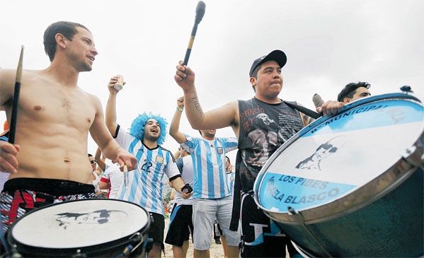 الأرجنتينيون يتأهبون للفوز بالكأس
