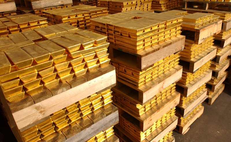الذهب يهبط 1% مع صعود الدولار وتراجع النفط