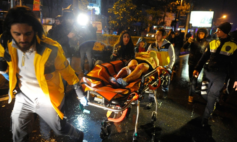 مسعفون يحملون مصابا إلى سيارة إسعاف بعد الهجوم على الملهى في اسطنبول 