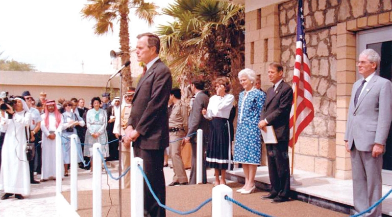 لقطة تعود لعام 1986 لزيارة جورج بوش الاب لقنصلية الظهران حين كان نائبا للرئيس الامريكي وقتها 