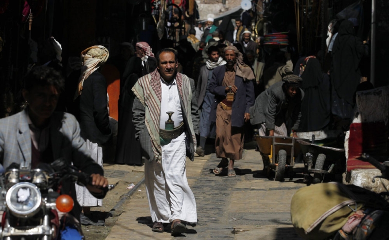 مارة وسط أحد شوارع السوق القديم بالعاصمة المختطفة صنعاء