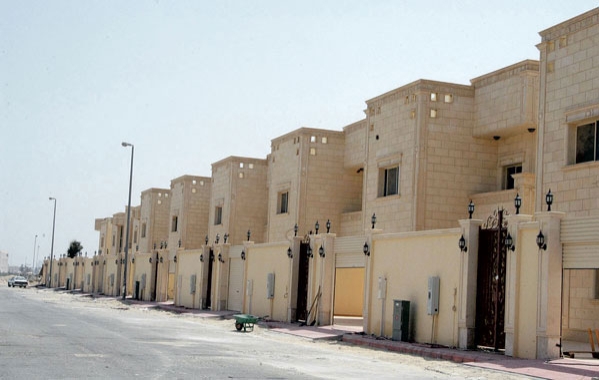 وزارة الإسكان تحدد الحالات المستثناة من شرط الإقامة في الخارج
